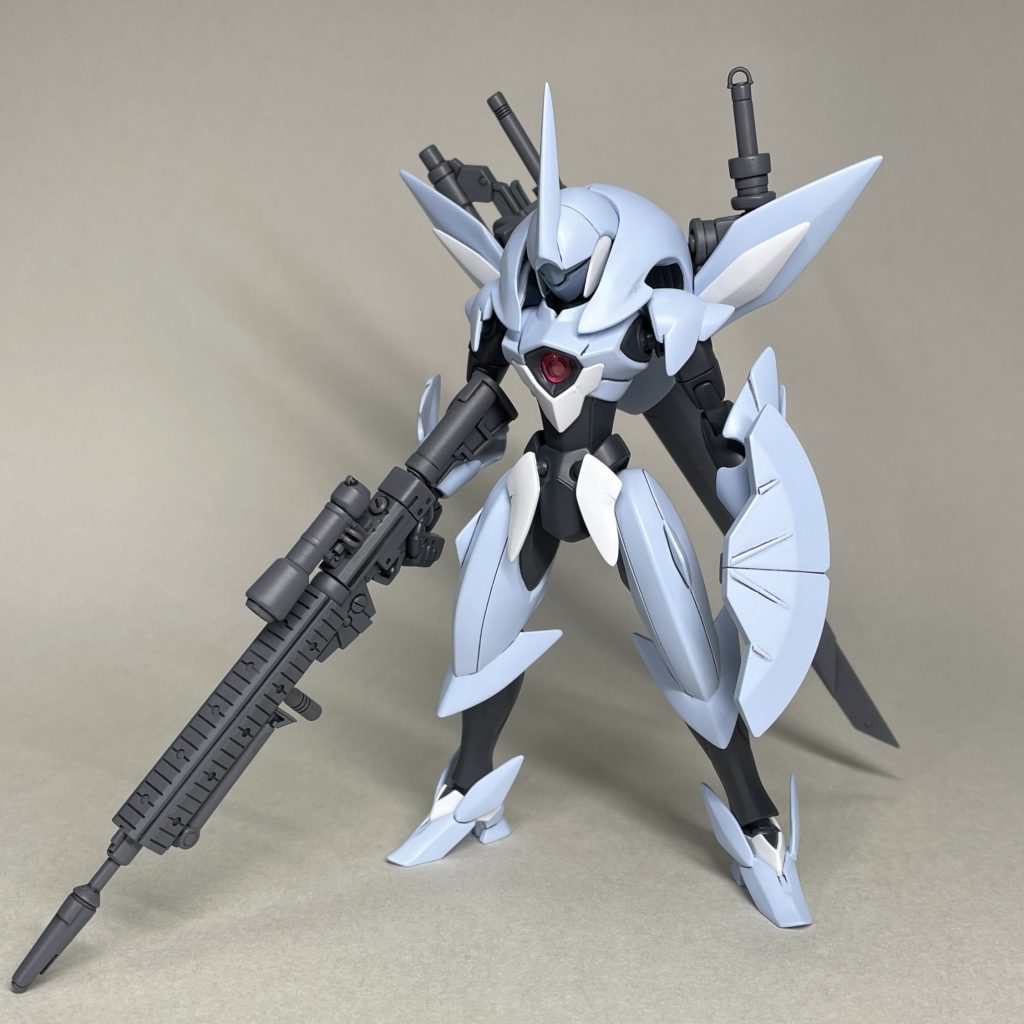 通常装備 まえ　はじめの構想に近い装備。　主な本体の改修は、背部マウント追加と手首を通常のものに変更しただけ。 マウントのパーツは、単品の 「ノーネイムライフル」に付いているジョイントを加工したものを貼り付け、真鍮線で補強しました。　あとは外装の厚み調整をしたり、可動範囲確保のために外装を削ったくらいです。武装は・1/144HG「ハイパーガンプラバトルウェポンズ」のシザーソード・1/144HG「ザ ノーザンポッド」のケイコ機用シールド・1/144「Gベース限定システムウェポンキット002」の試作タイプビームライフル（手首もこのキットを使用）・30MMのパーツなどで作ったビームサーベル兼尻尾用の柄所持していた武装のうち、持たせずらかったり、大きさやデザインが合わなくて他の機体に使いずらかった武装を持たせました。