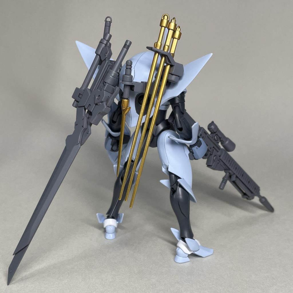 近接戦重視フル装備　うしろ金色の追加武装などは、・長剣　1/144Vガンダムシリーズの直刃クリアビームサーベルを加工・長剣マウント部　Ｇフレームの無可動フレームの足首を加工・短剣　バンダイ ヒメブレンのプラモデルのブレンブレードと、何かのビームサーベルの柄の部分をくっつけて加工これらも、ほぼ使い途がなかったものなので、今回、有効に生かせて良かったです。