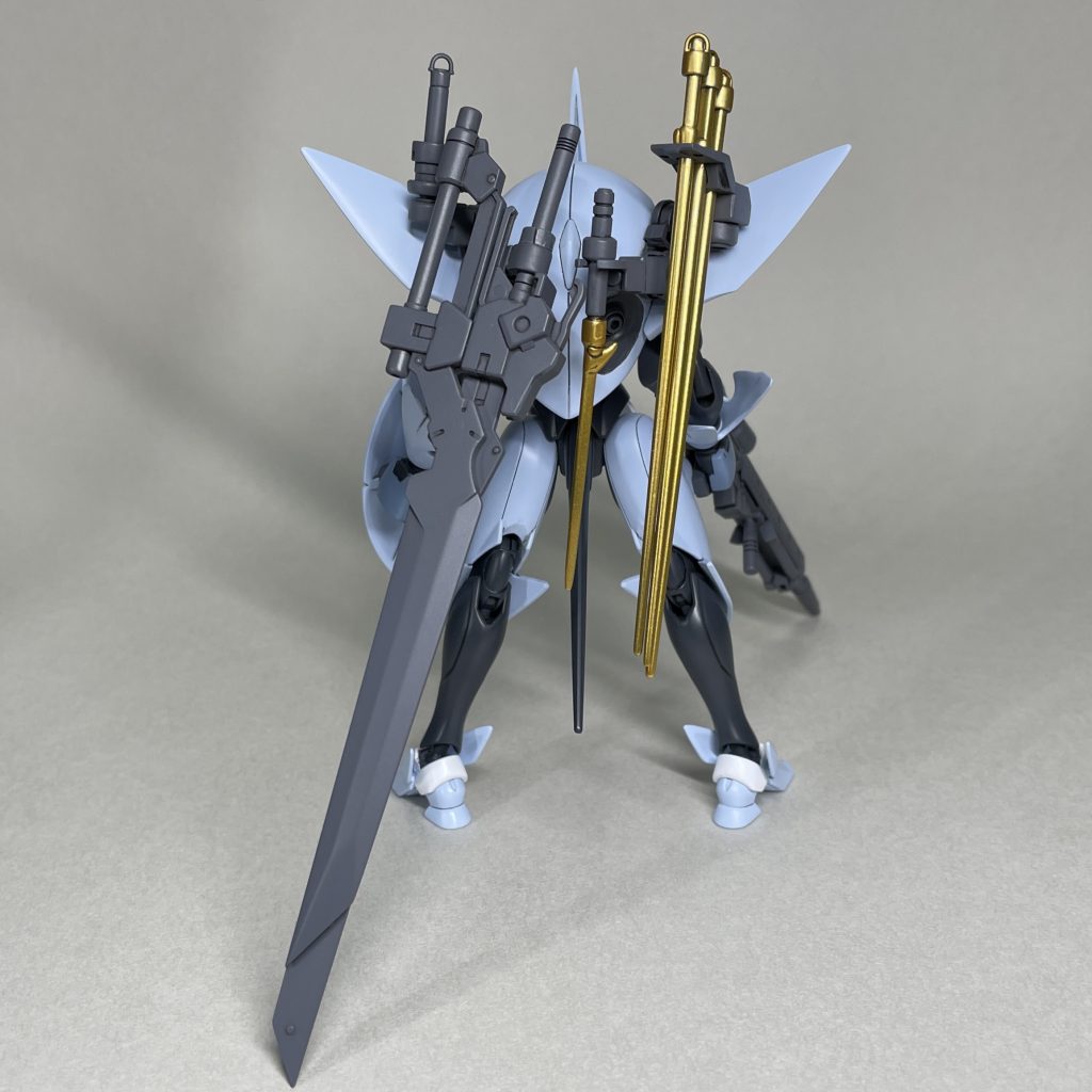 近接戦重視フル装備　まうしろ　本体色が地味なので、金色の武器がいいアクセントになった気がします。