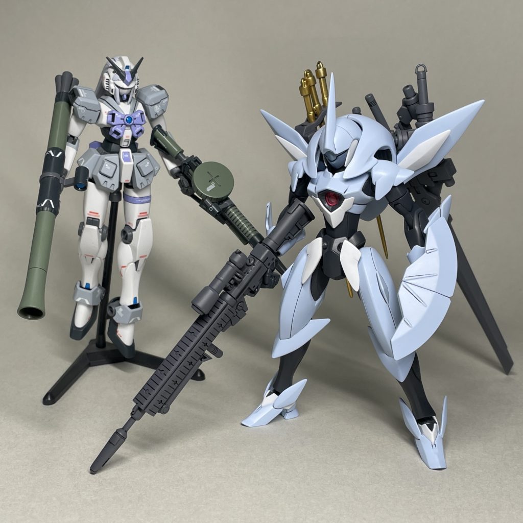 ノーベルガンダム＆ファルシア　まえ　ビルドファイターズ放送当時に作ったアイラ専用ノーベルガンダム（妄想設定機体）と並べてみました。　ファルシアにはデカールを貼りませんでしたが、シンプルな方が余計な情報が入らず、曲面が映えて存在感が引き立つ気がします。