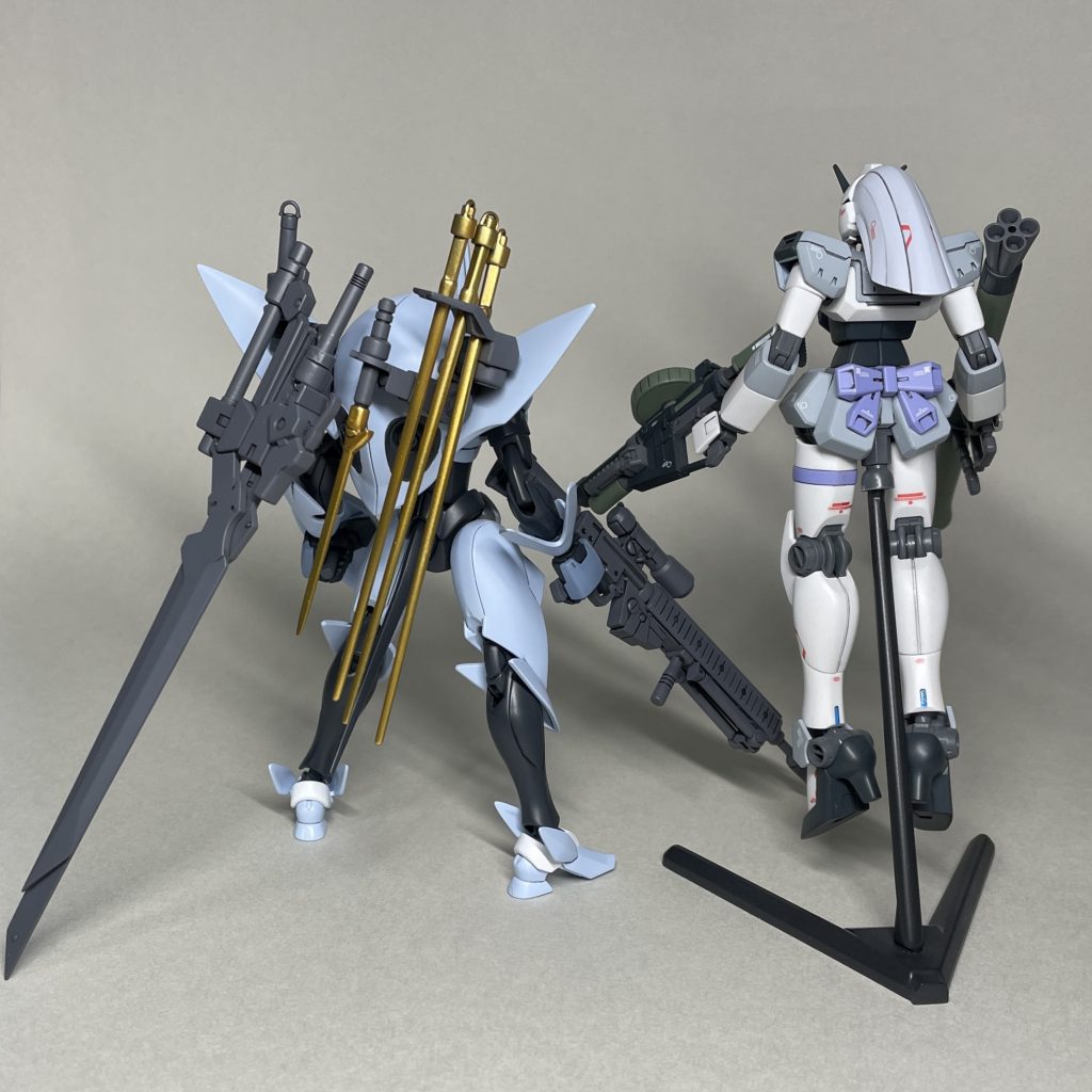 ノーベルガンダム＆ファルシア　うしろ　ノーベルガンダムは白の部分が成型色のままで、色分けもデカールを貼らないことを前提にして考えていないので、コーションデカールを貼らないと間が持たなかった気がします。あと、短くした髪の断面の処理が適当すぎます(^_^;)　指定のないものにデカールを貼ろうとすると、手持ちのデカールにちょうどいいものがなかなかなく、探すのも面倒で、追加購入する場合は費用もばかにならず、貼る手間もかかるので、指定のデカールを持っていない場合はデカールなしで仕上げることが多いです。　出品や販売前提なら、デカールを貼った方が割がいい場合が多いので貼るべきだと思いますが、そうでないならデカールを貼らない方が個人的には気楽でいいです。
