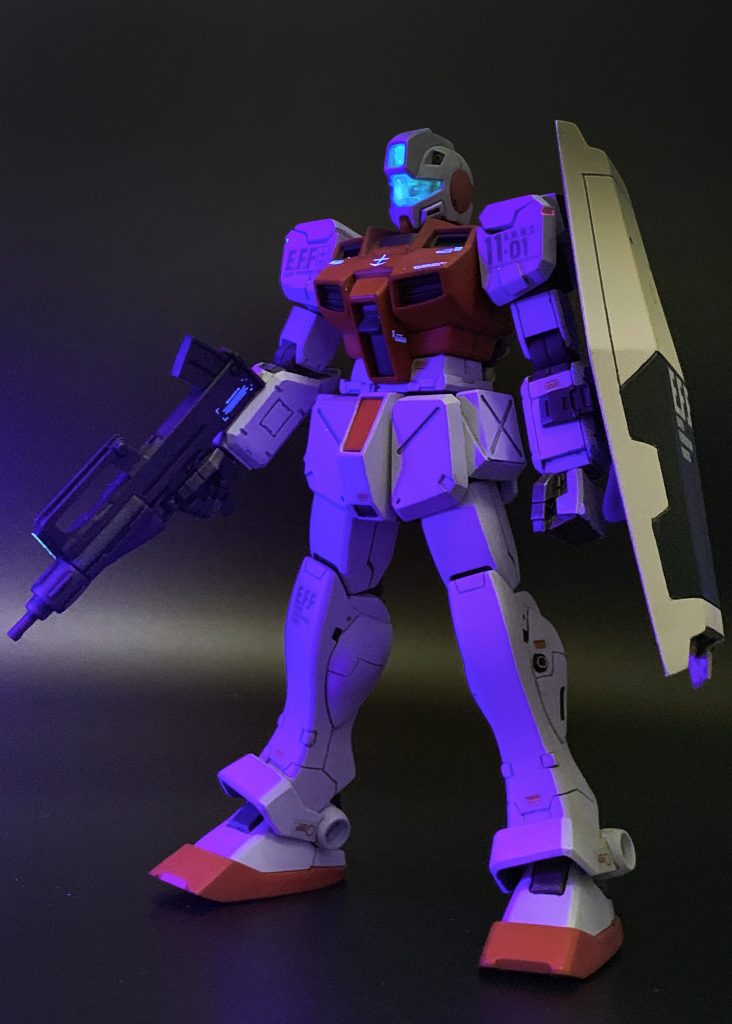 カメラアイは蛍光クリアーで塗装。UVライトで発光します。デカールはハイキューパーツ製白トナーを使用した自作。