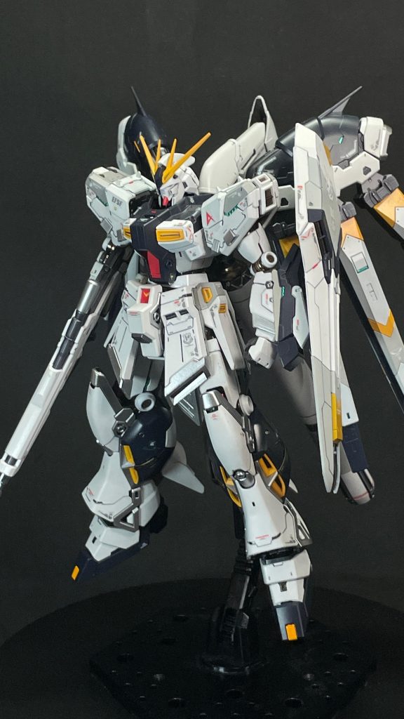 まずは本体部分のみです。ほぼ塗装のみですが、ディテールがびっしりのすごいキットですね。装甲の合間からVer.Kaのようにサイコフレームがチラ見えしている感じにしてます。