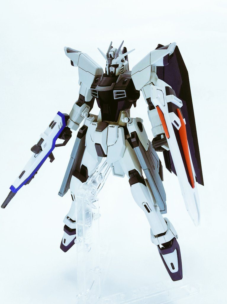 前スタンド使ってるのは羽が重すぎて自立が難しいのとアンクルアーマーに干渉しまくって塗装が剥げるから