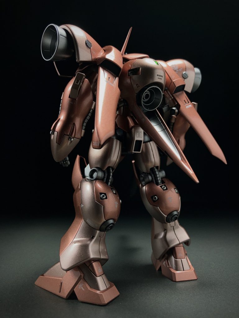 細部に100均ビーズとコトブキヤのMSGパーツを使用。外装も濃淡二色分けしてディテールアップ。ウイングの角も削って丸みを出しています。ほか、元の造形がクソほど格好良く活かしたかったのでヘタなスジ掘り追加とかはしてません。