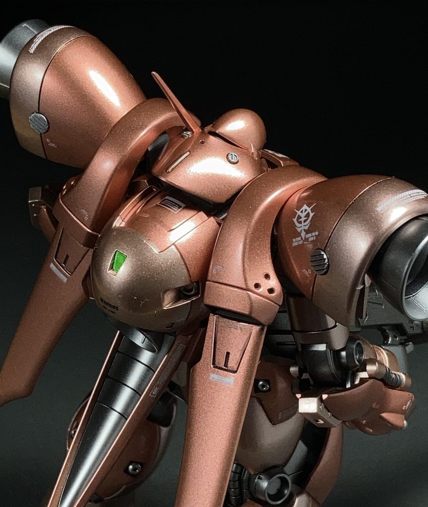 ゲート処理と合わせ目消しに毎回時間掛かり過ぎなのでどうにかしたい。肩のダクトと腕の後ハメ加工にもかなり手こずりました。テールランプ(?)の緑と武器スコープの赤は、付属のシールが綺麗だったのでそのまま使用してます。