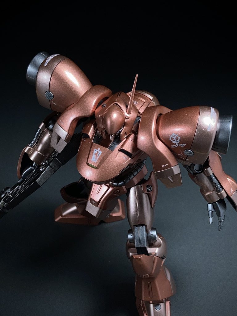 手元に余ってた紋章みたいなデカールを胸にペタリ。なんか高級車のエンブレムっぽい雰囲気を出せたらなと。いらんかったか。