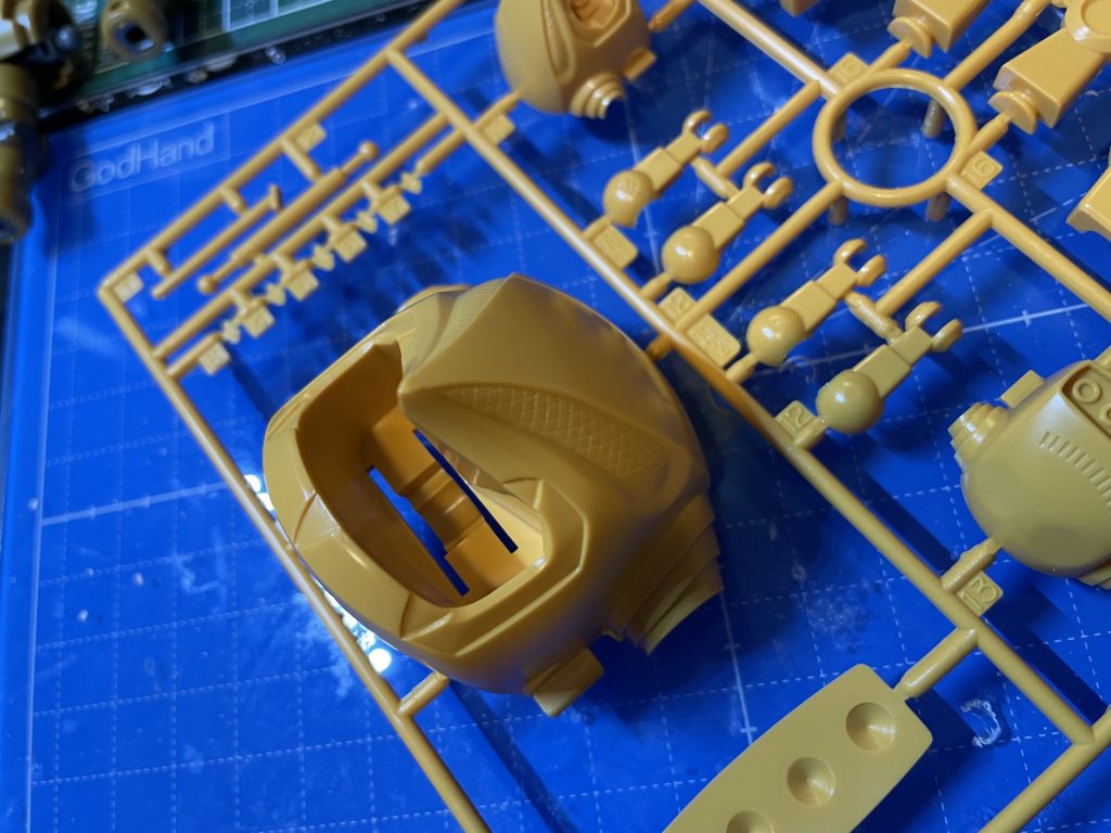 この顔ですよねぇ.どう見ても機械獣.コレではちょっと.