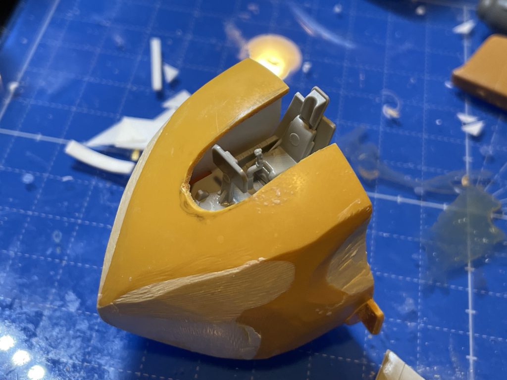 頭部に穴を開けて1/72 ハリアーのコクピットを組み込みました.