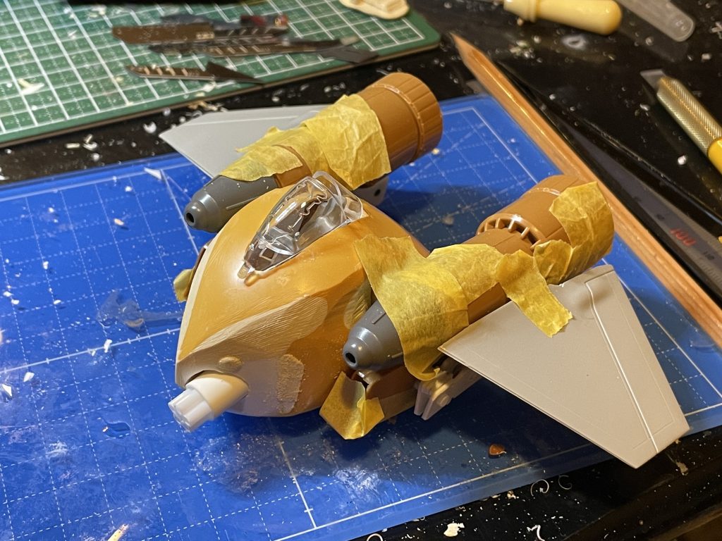 ガトリングガンはプラパイプの組み合わせ.ザクレロのエンジンは上下逆に.翼は1/72 ラプターより.