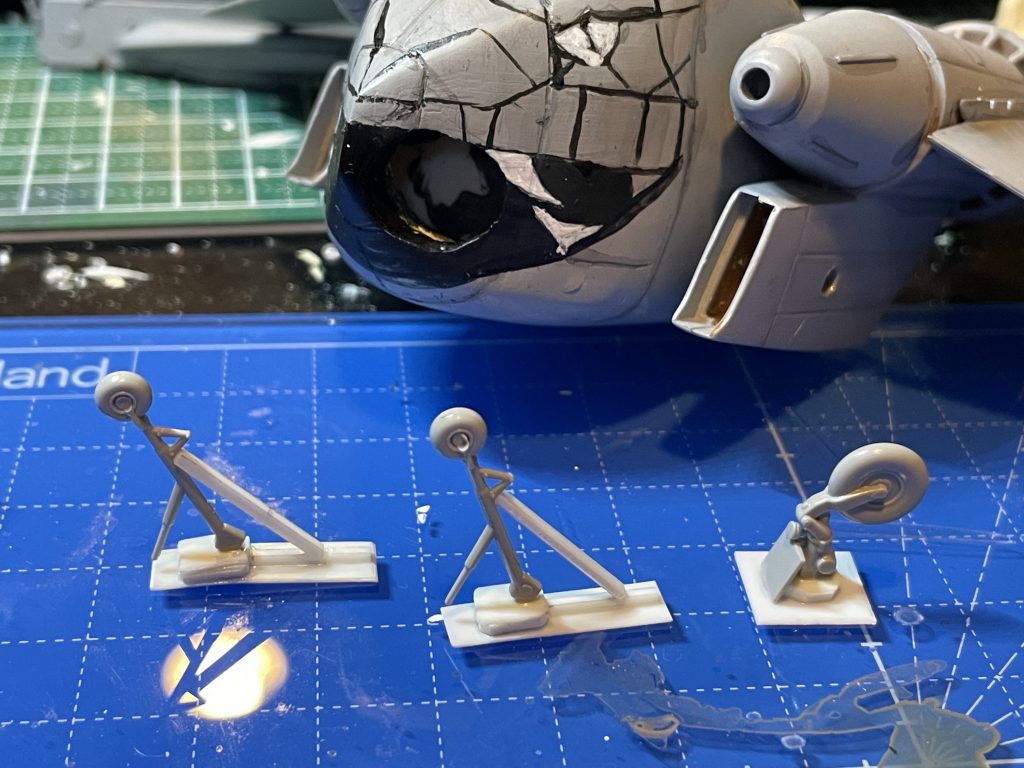 着陸脚もハリアーの部品から適当に作りました.ネオジム磁石で取り付け自在.