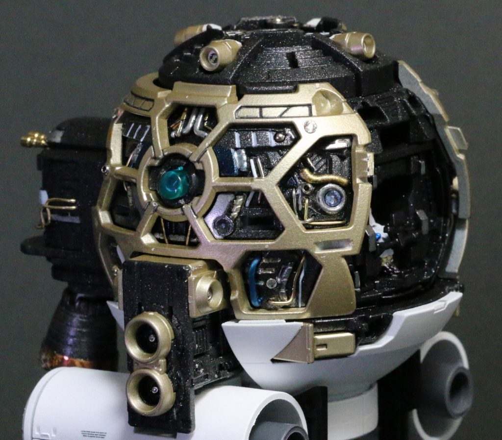 ガンダムマーカー、100均の針金、玉ピンなど使用しています。