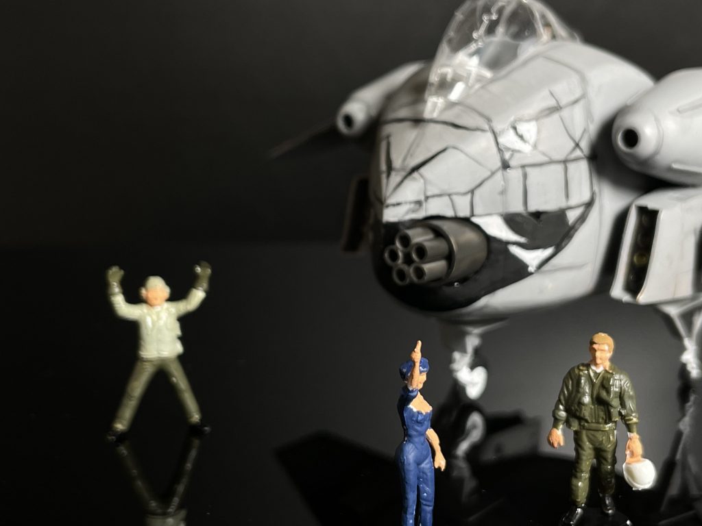 「新規のビームガトリングガン,調子はどう?」「なかなかクールだな.おっと君ほどじゃあないぜ,今夜君のベッドで性能評価といこうか」