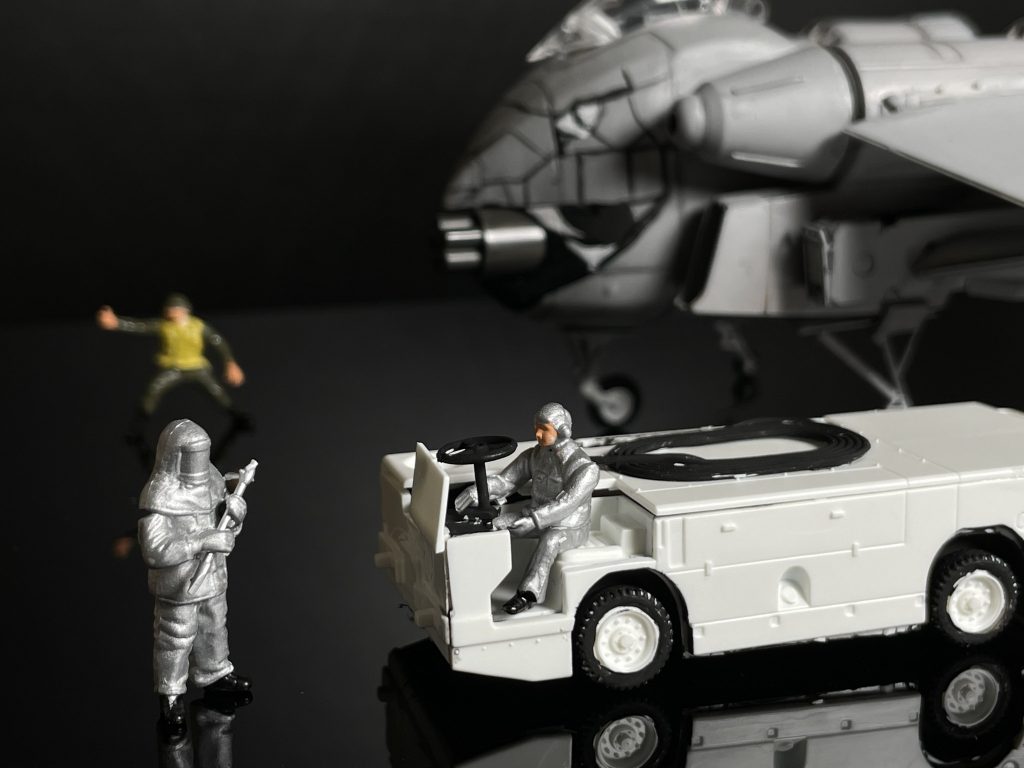 「ワレワレハ,ウチュウジン,デス.じゃなくて俺らは陽気なファイアファイター!! 爆発は任せろ!!」フィギュアは全てフジミの1/72 消防車&デッキクルーの物です.