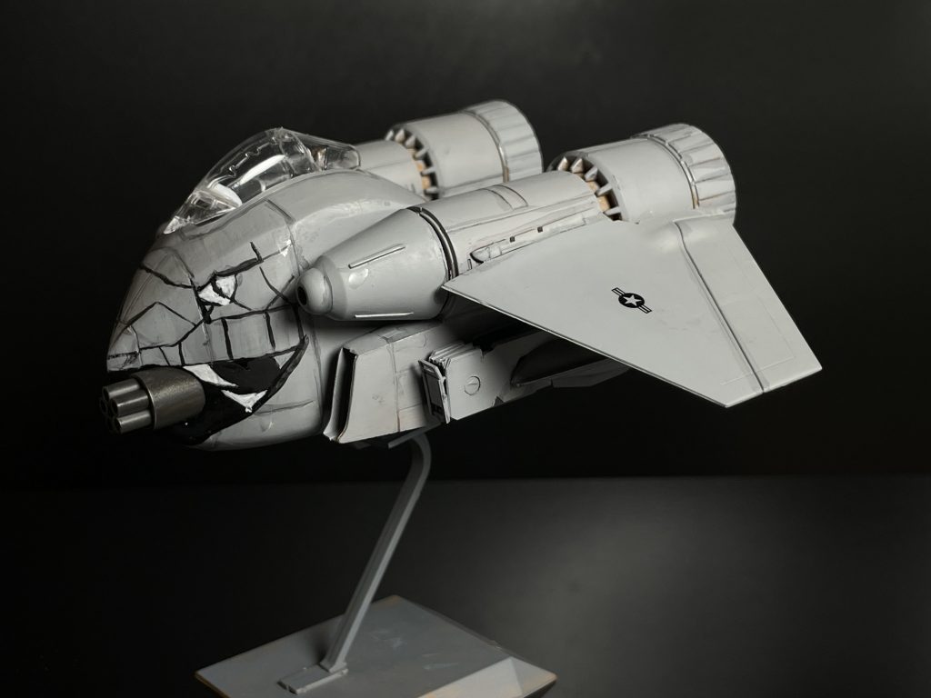 モデルはアメリカ空軍のA-10です.顔は埋めてしまって,シャークマウスならぬスネークマウスを描いてみました.A-10みたいに機種にガトリングガンを付けました.ビームガトリングガンかもしれません.