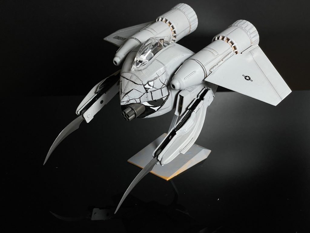 戦闘機やからいらんやろと思うんですが,まあザクレロだから爪はいるかーと伸縮性の爪を付けました.ジャックナイフ様に開閉します.ですが,我ながらコレは一体何に使う物なのか??特攻用のラム?エアブレーキ?謎です.