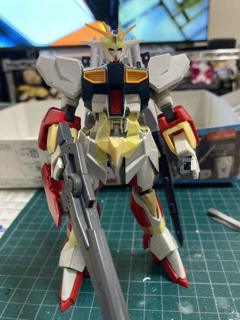 主な加工個所は肩と腹部。肩はダボをちょい削ったりプラ板で調整したりとなんとかなったけど、腹部はEGνのボールジョイントとリボーンズの凸部で四苦八苦。EGν側のパーツ加工とリボーンズ側の腰部分の調整で無理やり合体させました。