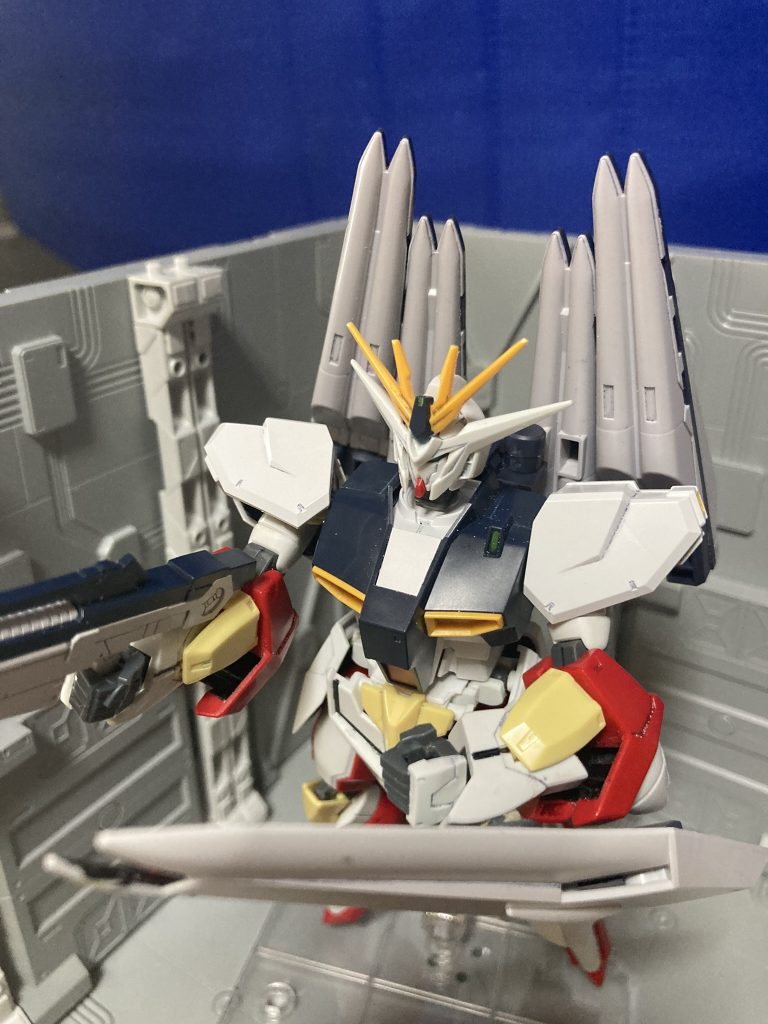 HGνガンダムのフィンファンネルはあるけどイメージを変えたかったので、フェイクνのファンネルをダブルフィンファンネルっぽく装備（贅沢ｗ）そー言えばEGνのシールドも取り付けが大変でした。（画像で見えないところはヒドイのです）（見えるところもマステが残っててヒドイのです💦）