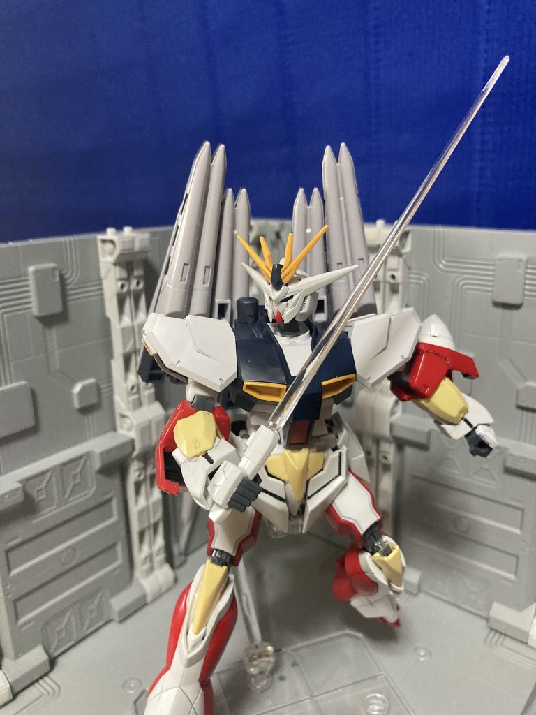一応サーベルも。まんまリボーンズから。今回は薄くスミ入れ（グレー）とセンサーあたりの部分塗装。あとは目立つ装甲裏を黒で塗りました。リボーンズの赤いパーツをνガンダムの青っぽい色にすればもう少しνガンダムっぽくなったかも、とは思います。なにせ時間が無かったので、今回はこれでお披露目しました。お粗末