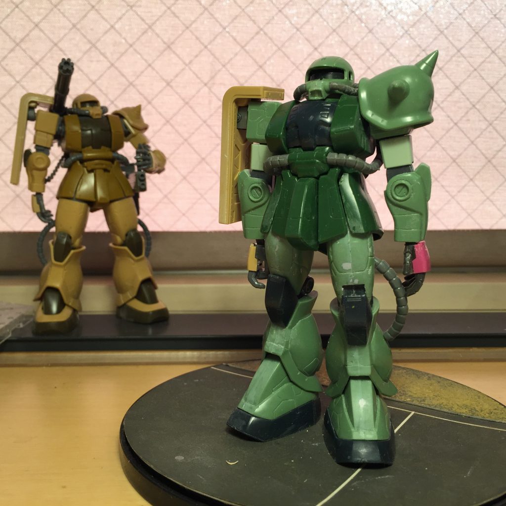 当初は特に弄らず「サクッ」と仕上げるつもりが、ポリキャップ剥き出しの肘関節がどうにも気になり加工。肘関節+上腕部ごとHGUCザクと換装しました。前腕部手首接続部にはHGUC用H型ポリキャップを強引に仕込んであるので、現行の各種手首を接続できます。