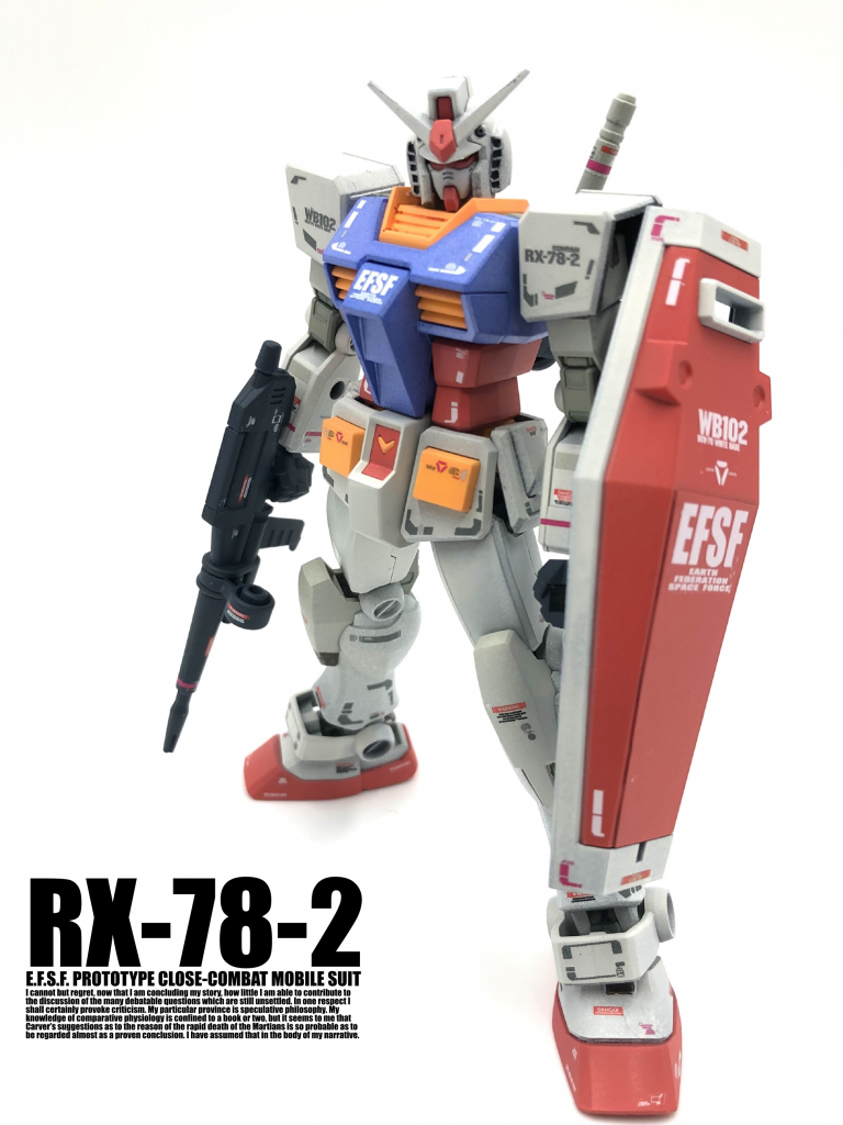 大きな改造はしていません。ビームライフルの砲口をピンバイスで穿孔したくらいです。塗装は、オーソドックスなトリコロールにしました。写真ではわかりにくいですが、もう少し紫に寄せた青です。デカールは、複数のガンダムデカールなどを使用。シールドは十字マークはオミットしています。