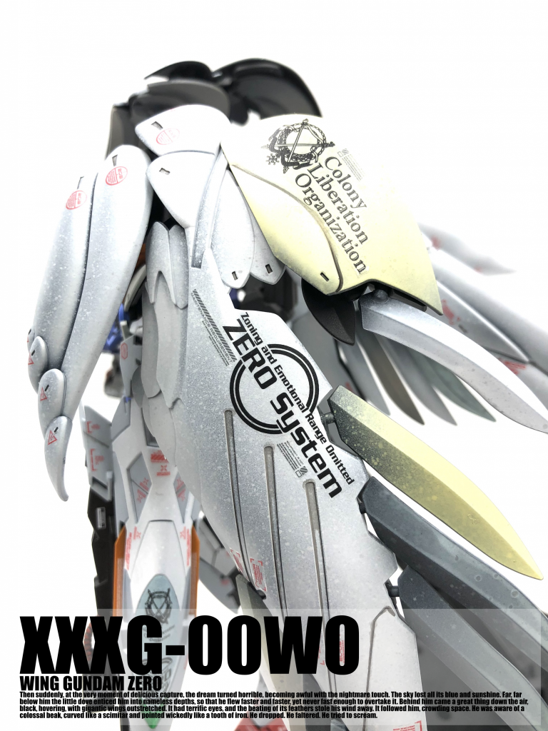 OVAを観ると、本体を覆う翼が開いて、登場するシーンが印象的です。宇宙線やデブリで、翼が傷ついているのでは?と考察して、荒れた雰囲気の表面にしています。