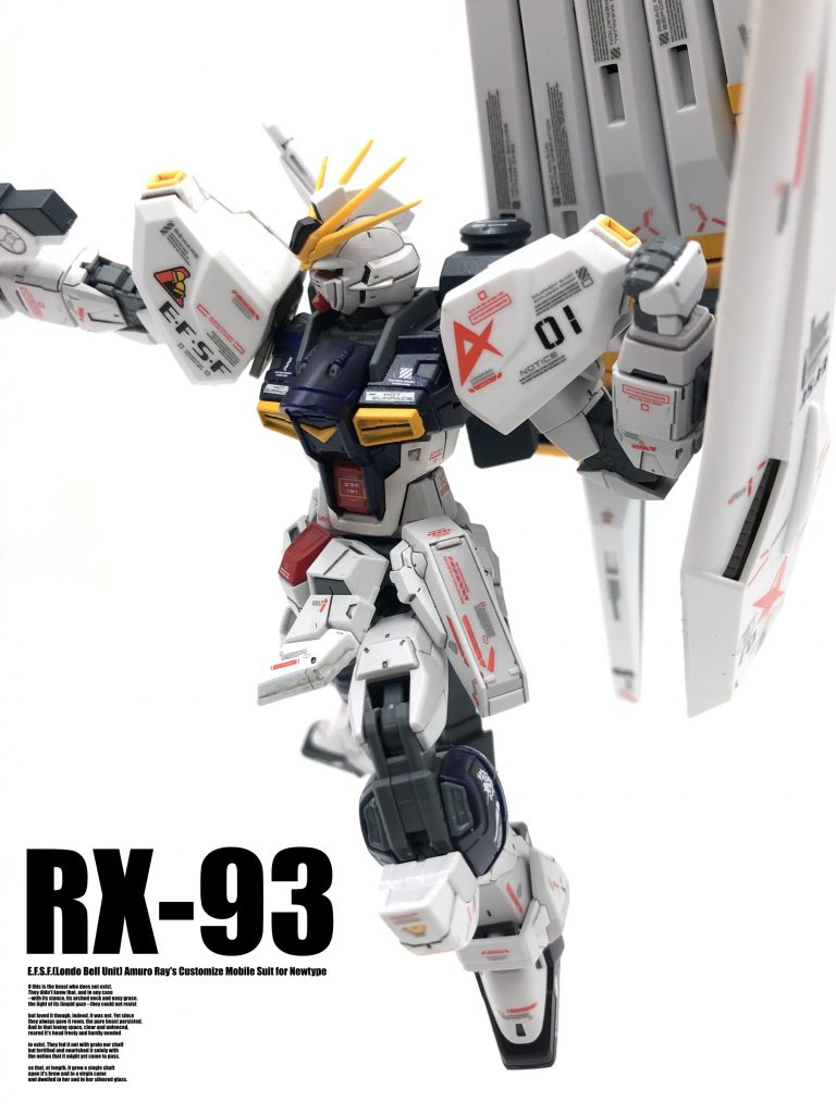 普段は全塗装ばかりですが、今回は、元キットの成型色を生かしました。白は成型色そのままで、νガンダムの特徴的な紺、黄色を塗装しています。デカールは市販品を利用しています。