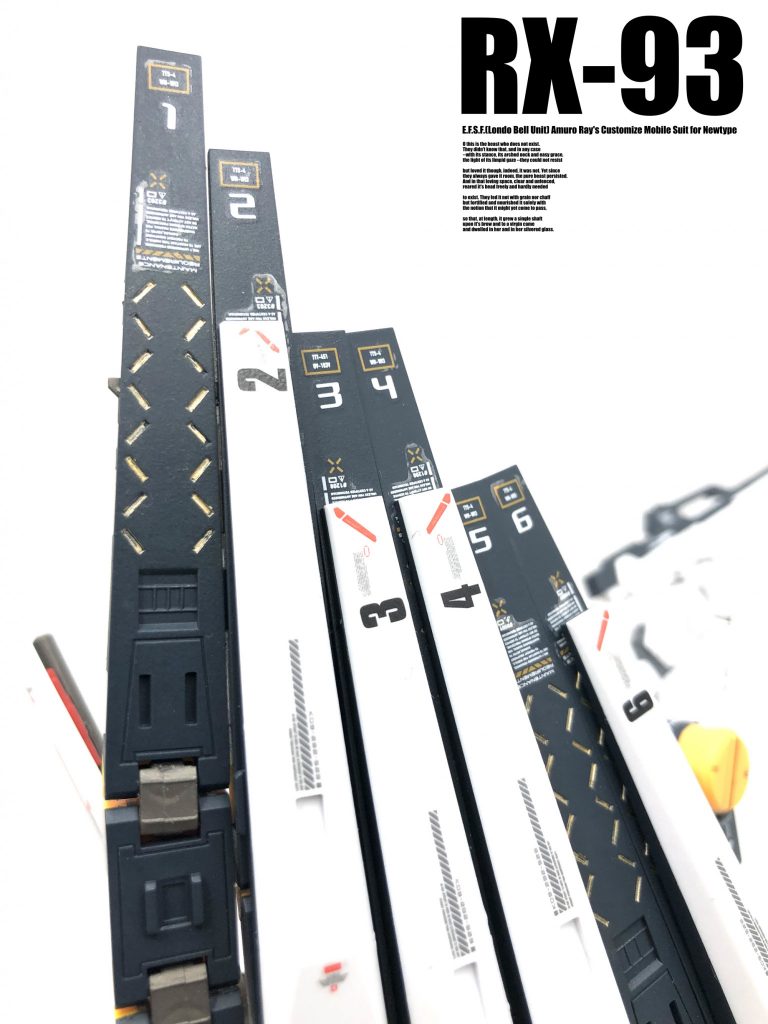 今回、一番苦労したのは、フィンファンネルです。ディテールへの墨入れと、フィンファンネル一つ一つにナンバリングのデカールを貼りました。苦労の割には、背中に取り付けると、そんなに目立たないんですよね・・・。しかも、フィンファンネルは６枚のうち４枚は折りたたまれてしまうので、結局見れなくなるので、製作者としては複雑な気分です。