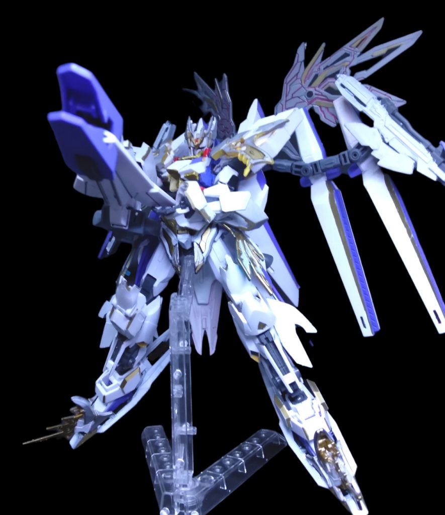 武器を構えて手持ちの武装はこのビームランチャーのみ。他にはファンネルがありますが、全体的に砲撃中心の武器構成となってます。