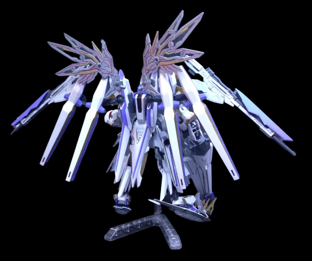 背後ハイニューっぽい配置のファンネルが特徴。別キットの武器が余ったので、今作で一気に使うことにしました。あと今作は随所にSDヒーローズのパーツを配置しているので、曹操さんの羽根もわりと馴染んだのではと思います。