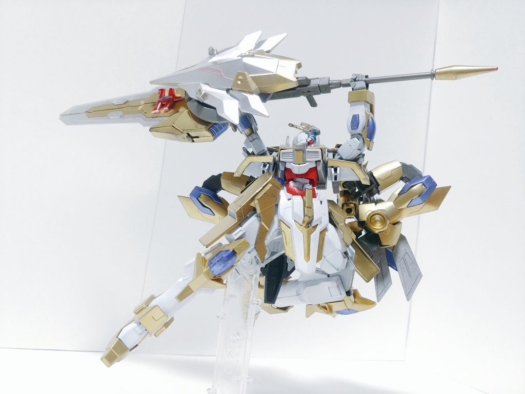 ジャベリン:アイグローリアアイ（我の）グローリア（栄光）　　　アセロコンセンス、フォルティアウルム、ウォルントゥムを合体した巨大なジャベリン。　リーチが延び威力も格段に上がっており、その一撃は搭乗者に栄光をもたらす。