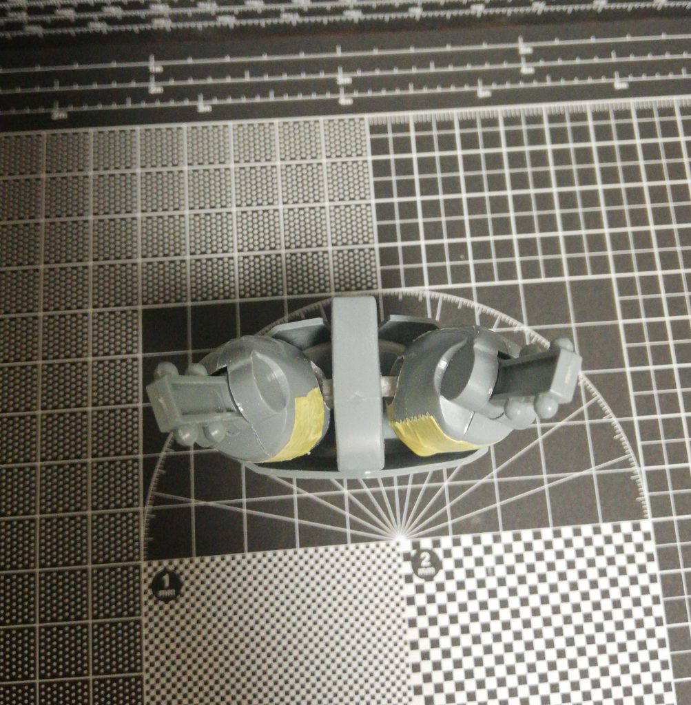 脚が角度をつけられるようにボールジョイントにしています。