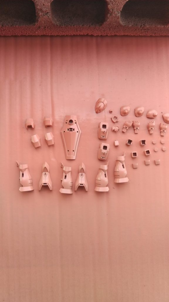塗装中の画像がこちら余ったガンダムカラーシリーズのシャアピンクを使用しました。