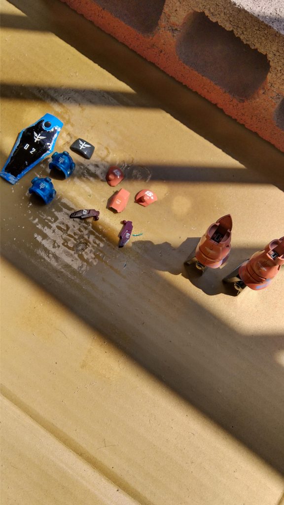 デカールを貼ってトップコート作業の図１グフ・ハイセンスとともに制作していました。ここからシャア専用のデカールが届くまでしばらくかかりました。