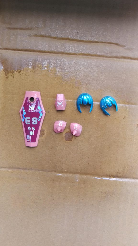 デカールを貼ってトップコートの図２シャア専用のデカールが届いたのでデカールを貼ってトップコート。ついでにメガミデバイスの前髪パーツもやっていたので映りこんじゃってます。