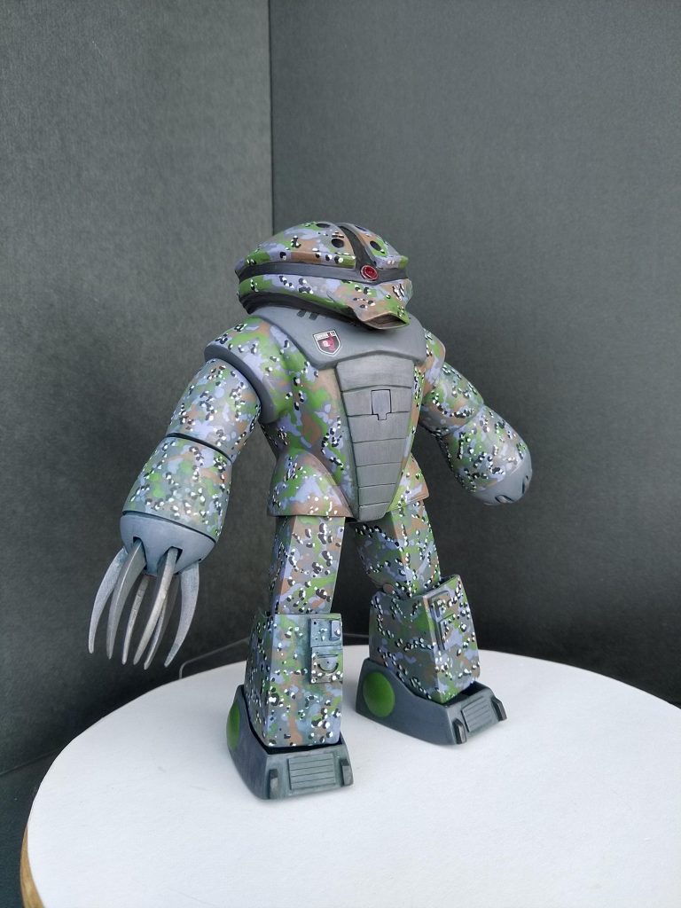 左下からの煽り。クローは両手エルム街のフレディみたいにしたくなりますね。クチバシは上下逆さまに取付けしました。