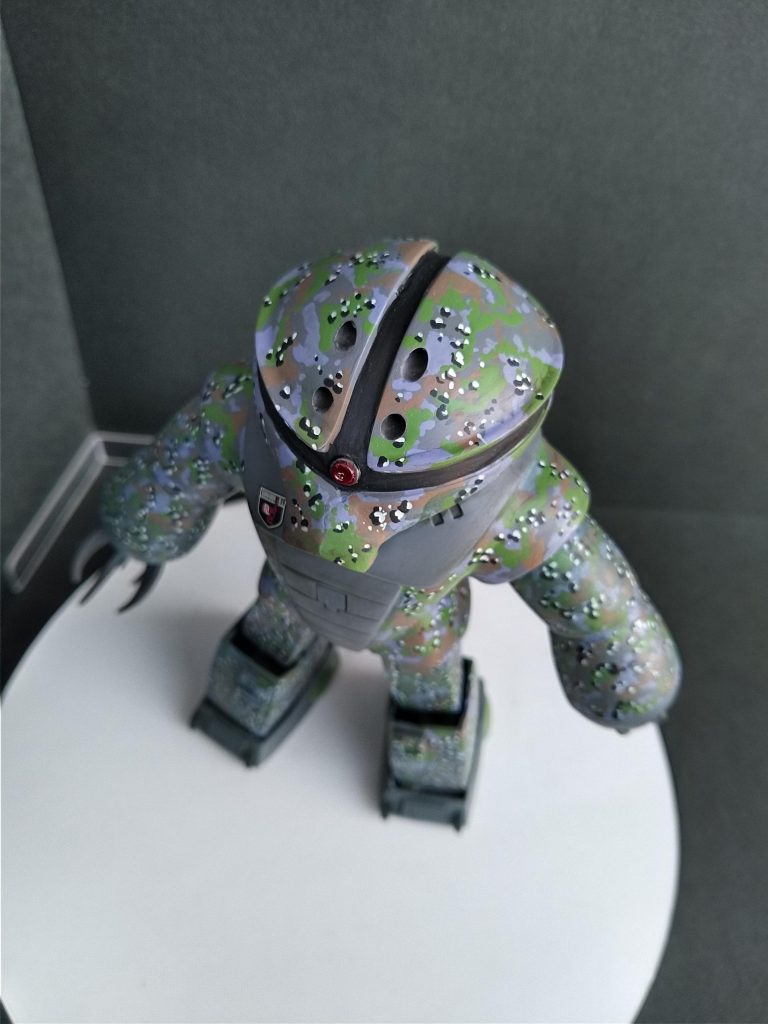 上から。モノアイは穴開けて透明プラ棒刺してます。