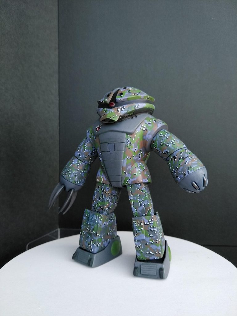 前方右下からの煽り。両肩の工作が思いつかず、プラ板貼ってアルミ線ぶっ刺し🤭定期的に当時と変わらぬ価格で再販してくれるバンダイ様に感謝(*´∀人)