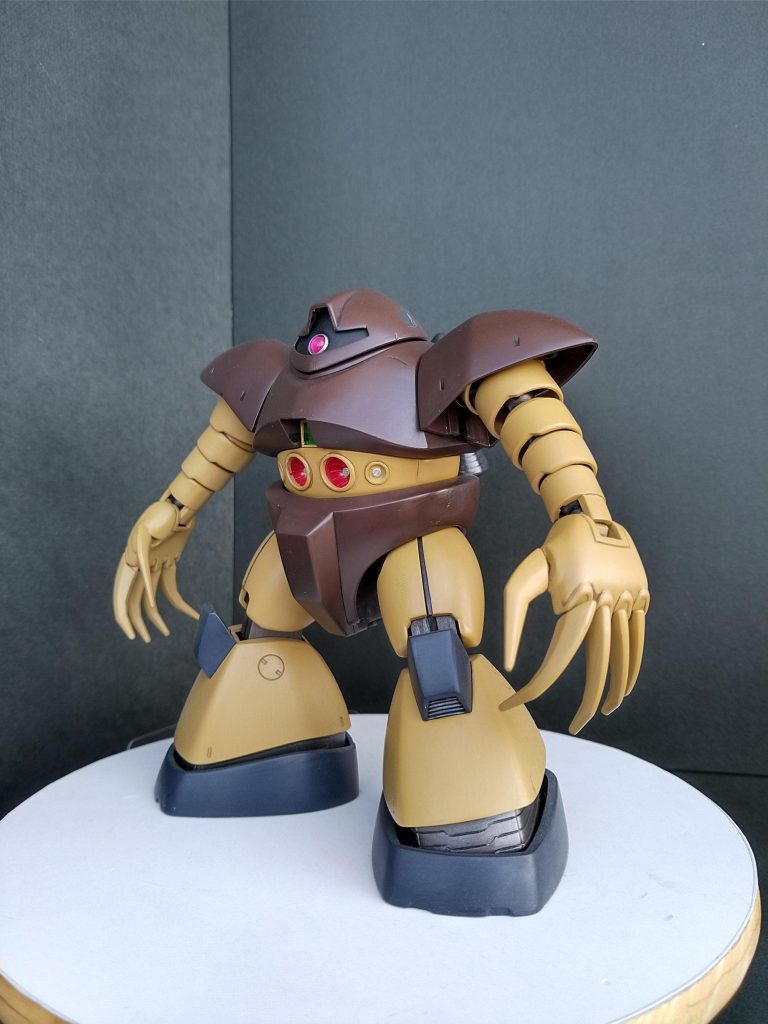 右下からの煽り。クローはシャープ化。