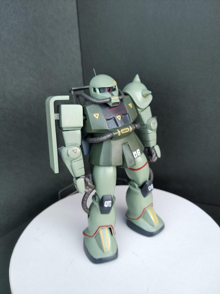 モノアイは透明プラ棒を刺して塗装してます。