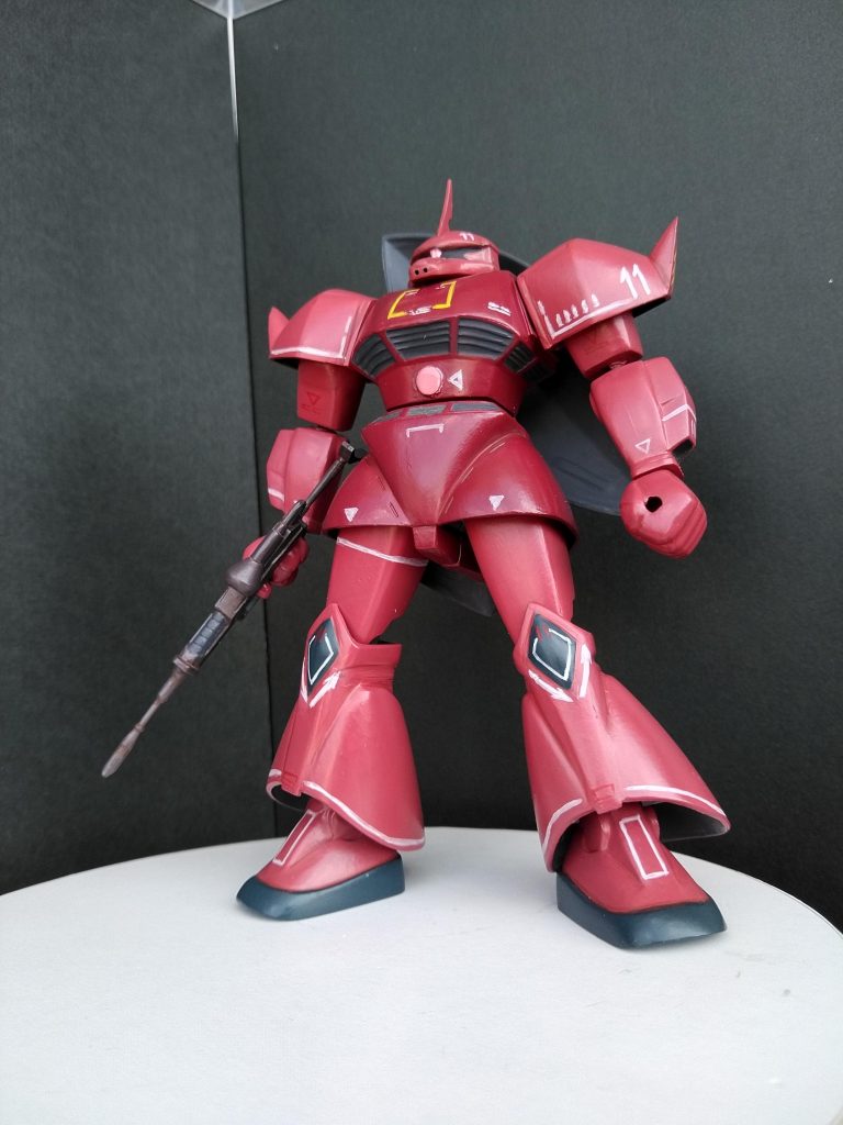 マーキングはエナメル塗料で手描きしてます。握りこぶしはエポキシパテで少し改造、各関節はアルミ線接続、ヘッドは幅詰めとトサカとノーズを少し修正しました。