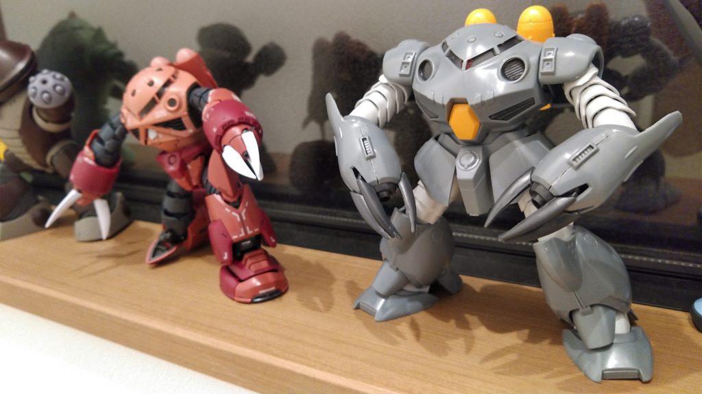 素組み隣のシャア専用ズゴックを見て塗装プランを思いつきました