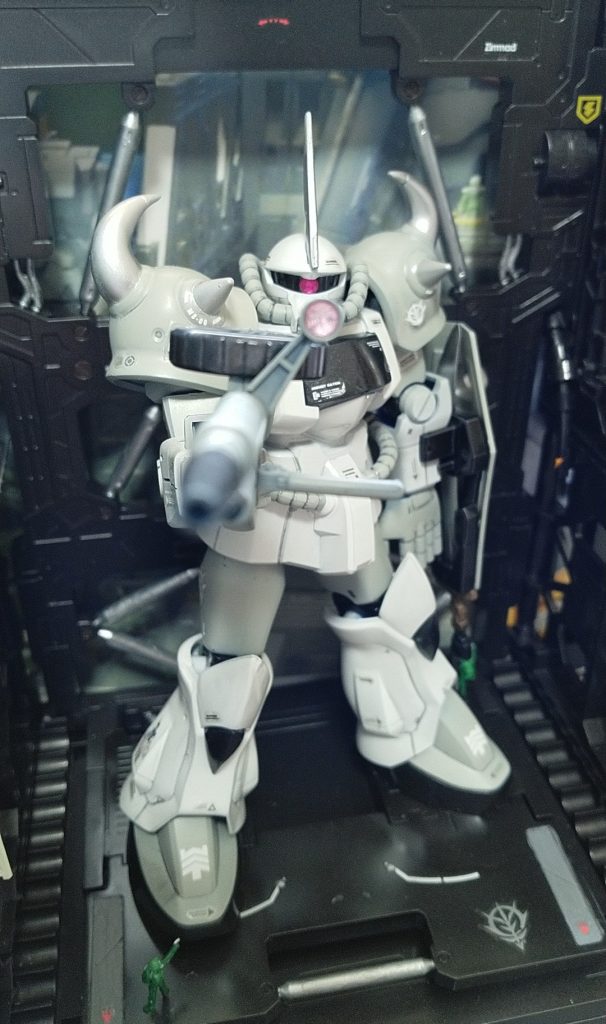 モノアイとスコープは定番の100均流用。股関節は削って開度を広くしました。