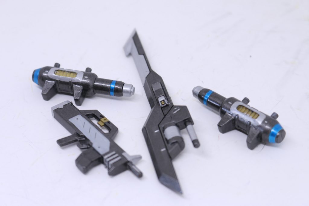 武装関係。基本色はガンメタ。その上からシルバー、ライトグレイ、コスモメタブルー、ゴールド、で塗分け。そういえば、先日発売となったガンダムマーカーEXのゴールド2種ってどうなんでしょうか。未購入なんですが、こうしてガンダムマーカーの有効性の高さを見ると、欲しくなります。