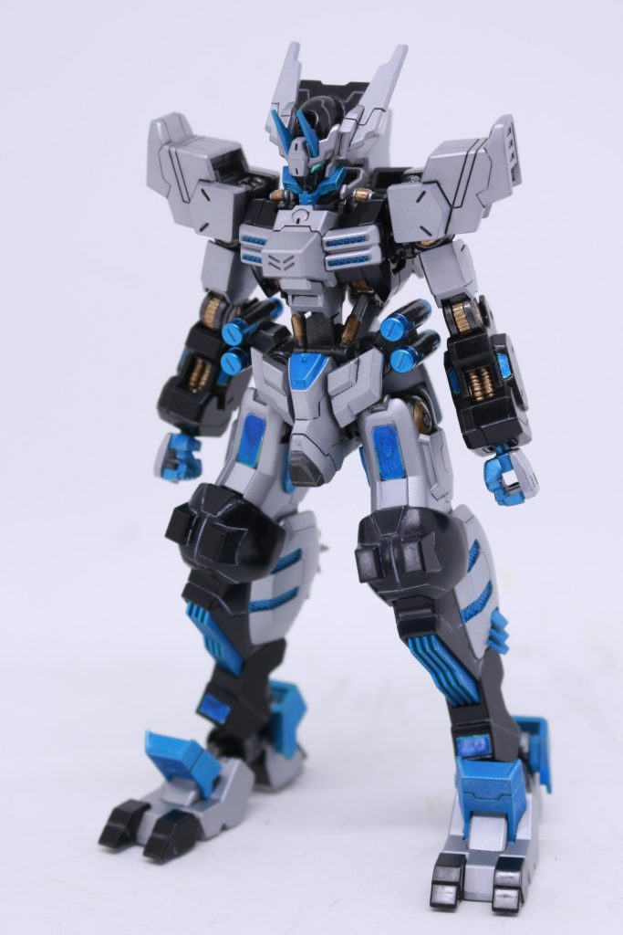 フルショット。ボデイカラーを薄紫からシルバーに。アクセントだった蛍光イエローはそのまままるまるメタブルーに置き換え。今回はガンダムマーカーのコスモメタブルーを使用し、ガンダムマーカーエアブラシシステムで吹き付けました。