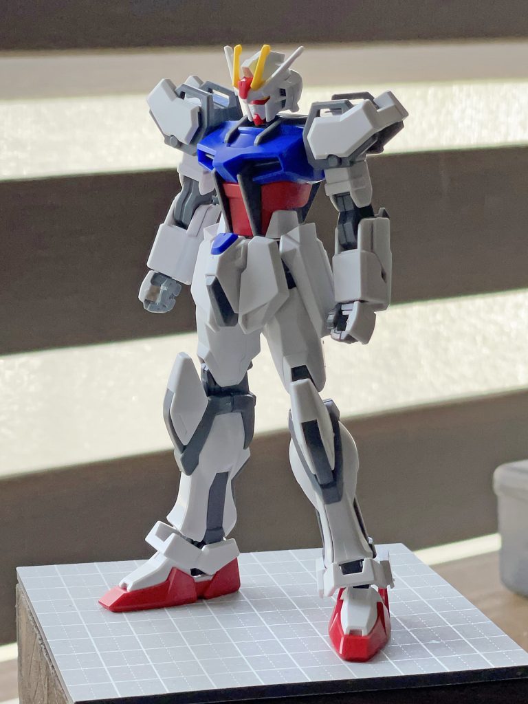 素組み状態。肩や腕周りは特に「箱っぽさ」が気になるので削り込んでニュアンスを増やしました。肩アーマーは側面のエッジがきつく浮いていたので設定画などのイメージを意識してC面を追加。下腕の後部装甲もC面が大きく出るように削り込み、断面形状が円に近くなるようにしています。袖周りは萌え袖みたいに見えるので段落ちに削り込み、手首へのつながりを自然なラインに見せています。