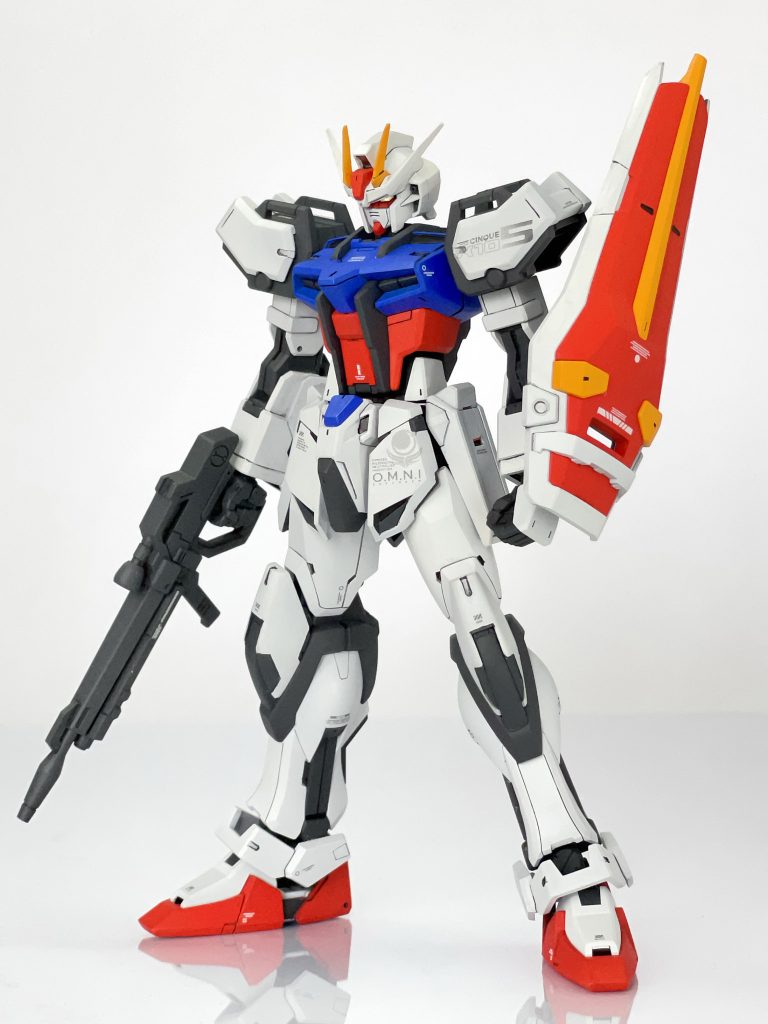 肩とスカートのデカールは、オリジナルデザインで。コーション類は各種市販デカールを使用しています。カラーレシピホワイト EXホワイト(ガイアカラー) + ニュートラルグレー1(ガイアカラー)メカ色 メカサフスーパーヘヴィ(ガイアカラー)ブルー コバルトブルー(GSIクレオス) + EXAMブルー2(GSIクレオス)レッド フレイムレッド(ガイアカラー)イエロー 黄燈色(GSIクレオス)金属色 スターブライトアイアン(ガイアカラー)