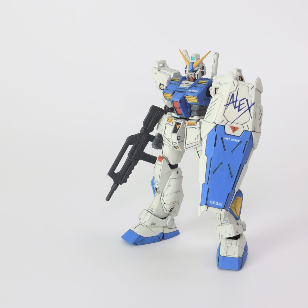 アレックスは劇中のイメージからか、あまりビーム兵器を使っているところがピンと来ませんね。あと、飛んでる姿も(笑)デカールはHG用の水転写シールを流用していますが、いざシールドに貼ってみたらデカールのほうが結構デカかった(^_^;)無理やり貼っています。