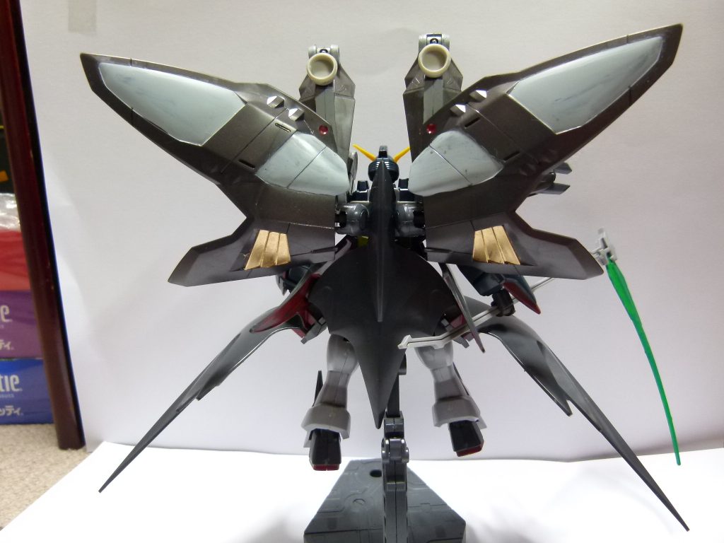 ハイドラのスカートアーマーなどを背中に移植。キットそのままでは不可能だったので「HG ダブルオーガンダム」のパーツで翼のように仕立てました。
