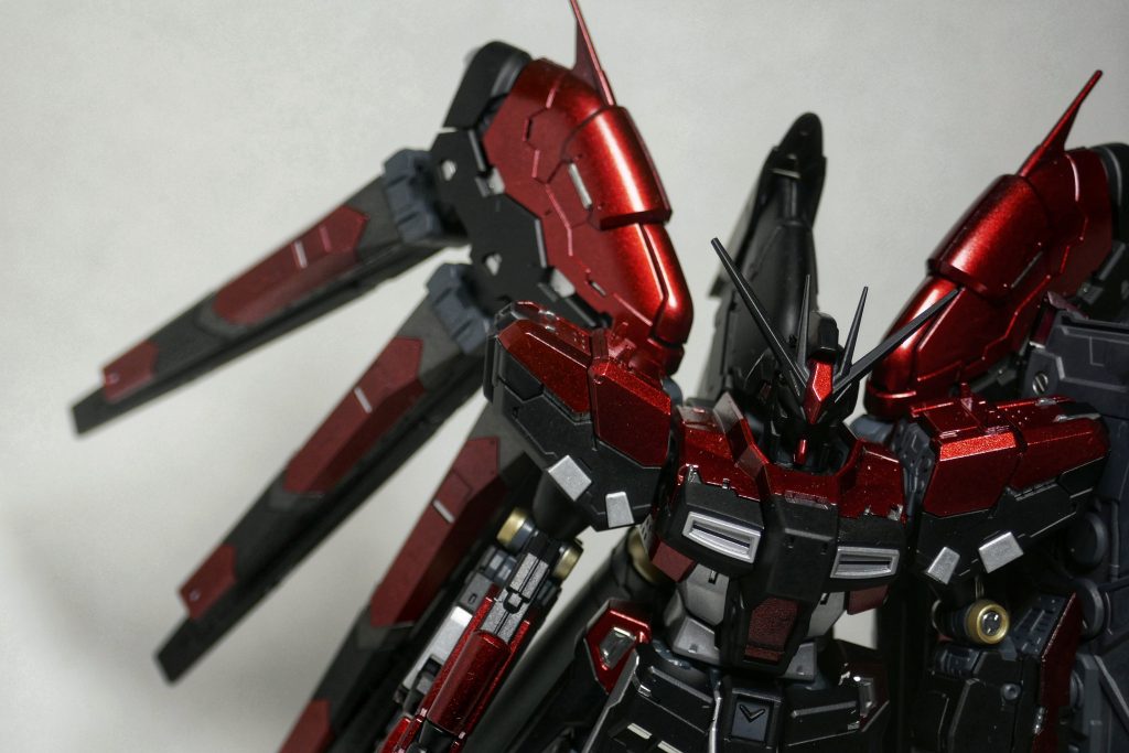 このキットが発表されてから、ずっとやりたいと考えていた配色です。しかし、昨今のガンプラ品薄によってなかなか購入できず、Ama○onの定価出品を狙ってなんとか確保しました。これが買うための努力ですか(笑)